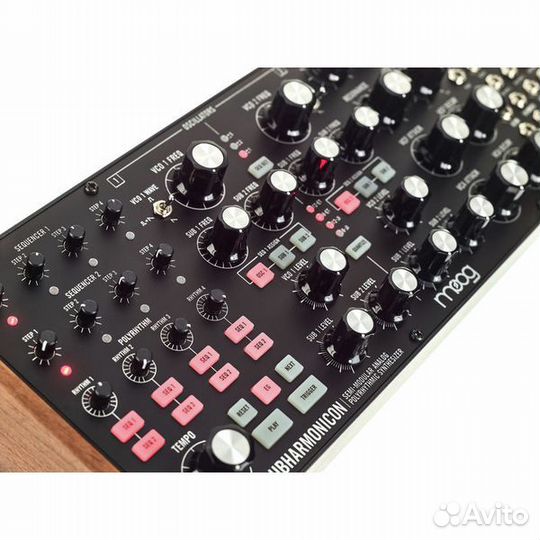 Синтезатор Moog Subharmonicon