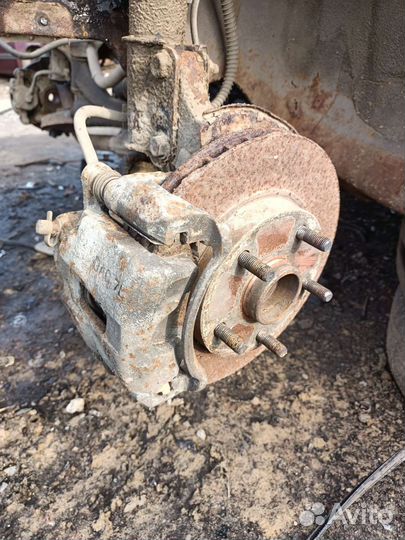 Передний кулак левый Daewoo Leganza 2.0 автомат