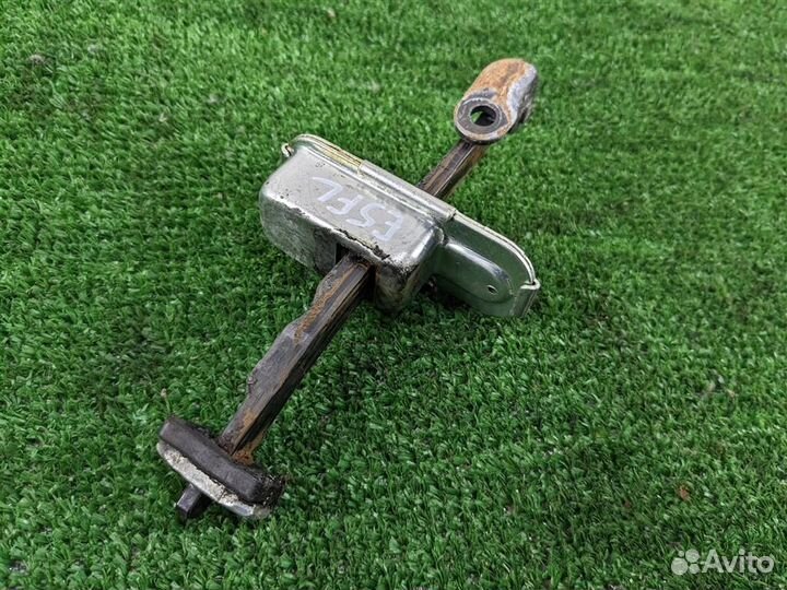 Ограничитель двери передней левой Hyundai IX35 20