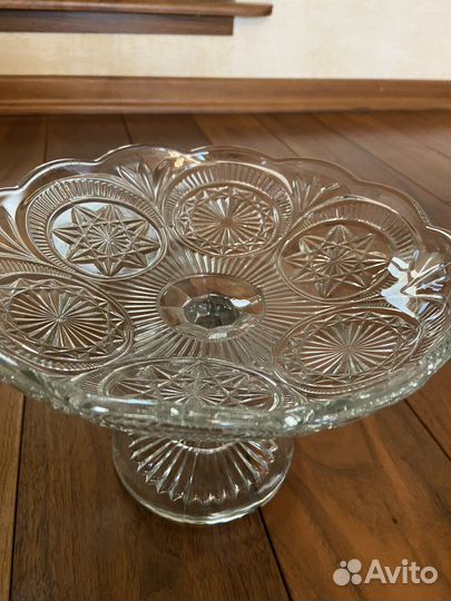 Ваза для фруктов на ножке