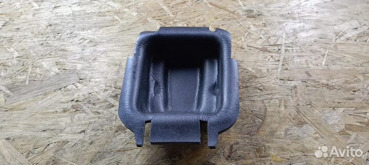 Карман под ремень безопасности в средн.прав.стойки