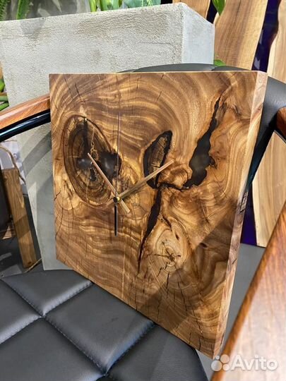 В наличии часы лофт из спила карагача и смолы