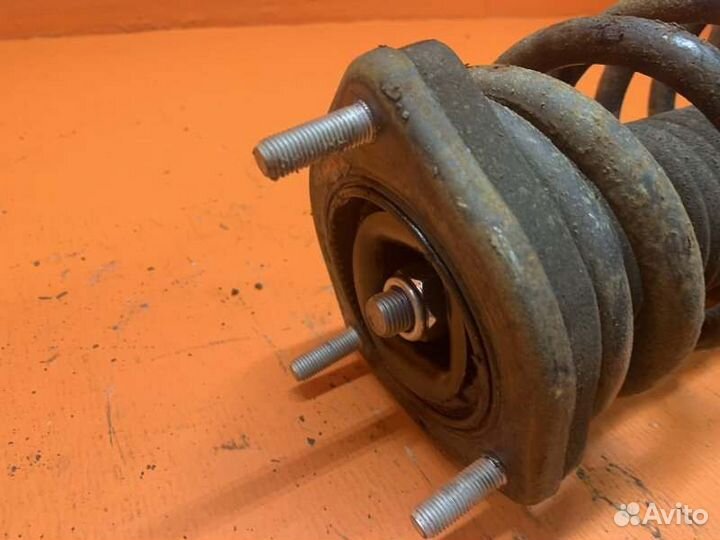 Стойка амортизатора задняя левая Toyota Highlander