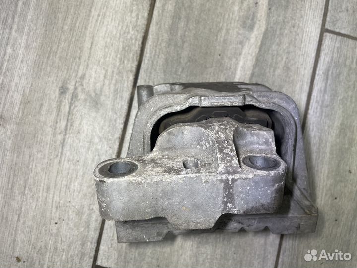 Опора двигателя правая Фольксваген Пассат Б6