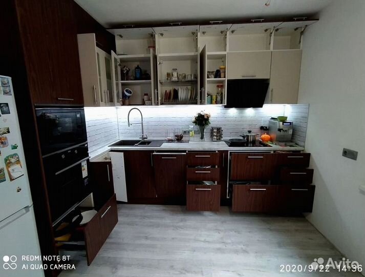 Угловой кухонный гарнитур современный