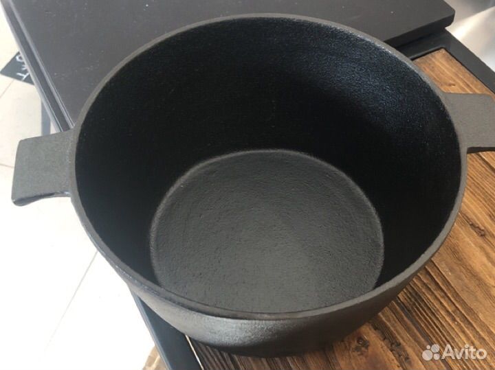 Кастрюля с крышкой сковородой чугунная