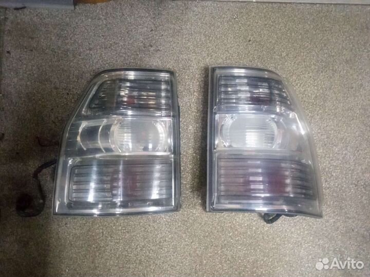 Фонарь задний Mitsubishi Pajero 4 2006
