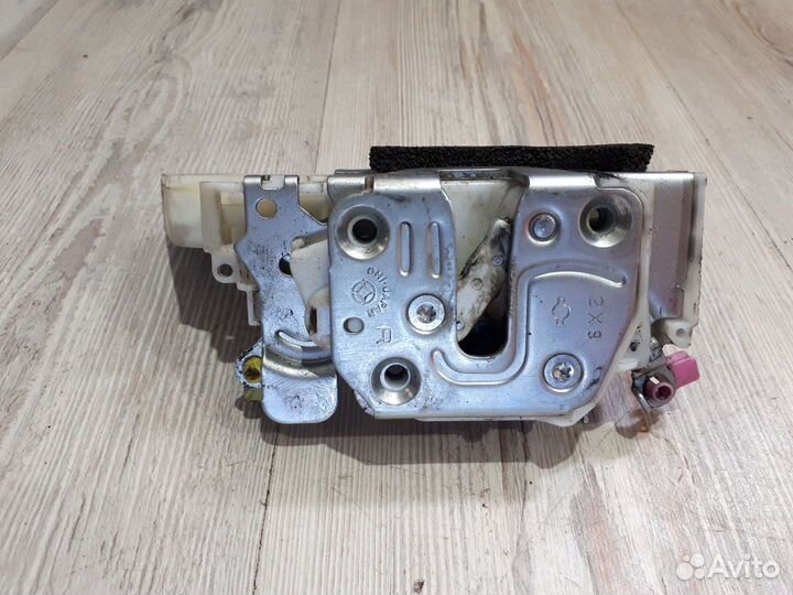 Замок перед двери Nissan NP300 Прав