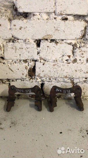 Скоба суппорта заднего VW Passat B5