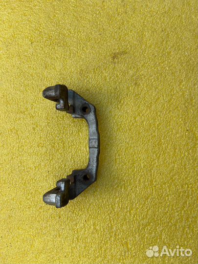 Скоба заднего суппорта mazda