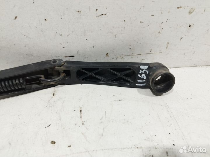 Поводок стеклоочистителя передний левый Solaris 1