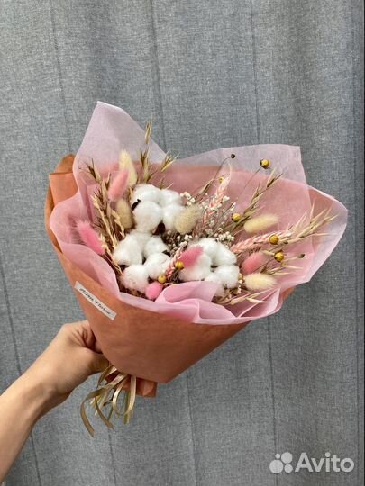 Букет из сухоцветов в натурально-розовой гамме