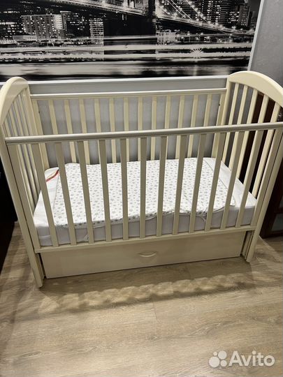 Детская кроватка с маятником и ящиком