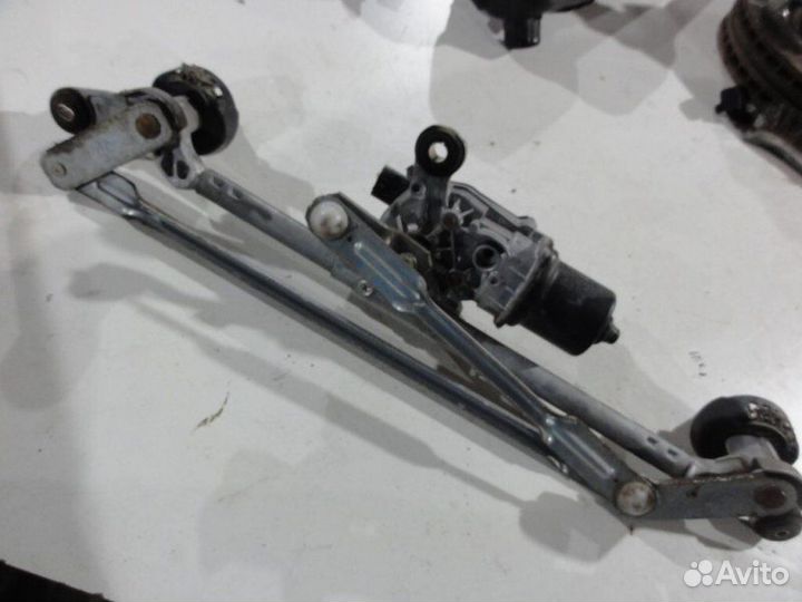 Трапеция стеклоочистителей с моторчиком Nissan