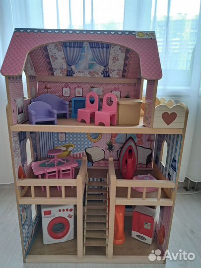 Большой кукольный домик с мебелью