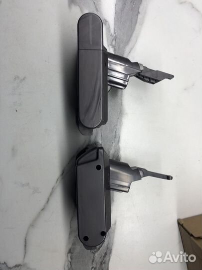 Адаптор на dyson V7/V8 под аккумуляторы dewalt 20v