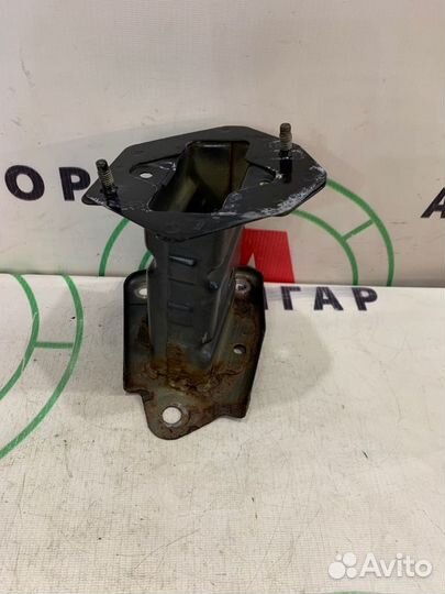 Крепление усилителя бампера переднее правое Nissan