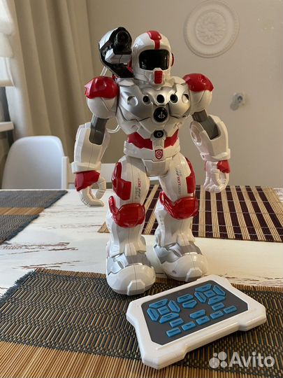 Робот интерактивный, на пульте управления