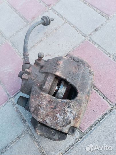 Суппорт передний левый Рено megane2