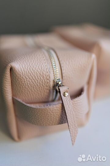 Косметичка кожаная пудровая