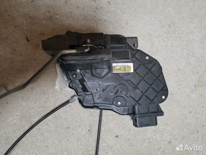 Замок боковой двери задний левый Mazda 3
