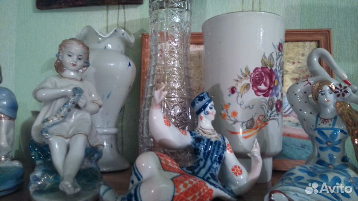 Статуэтки, изделия из фарфора, серебра, чугуна