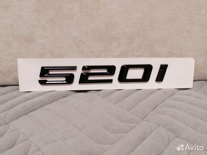 Черный шильдик BMW 520i
