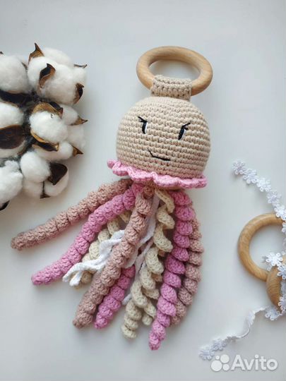 Вязанная погремушка-грызунок