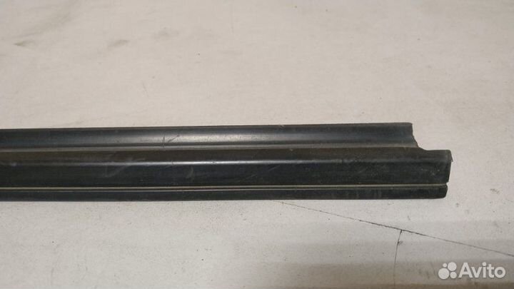 Уплотнитель стекла двери задний левый Ford Focus 1