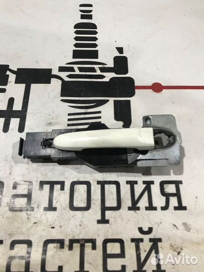 Ручка двери передней наружная правая Nissan Juke I (2010—2014)