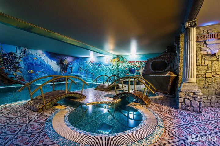 Сауна с большим бассейном