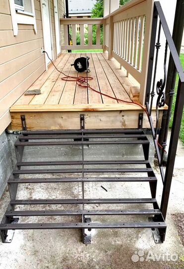 Лестница с забежными ступенями под ключ