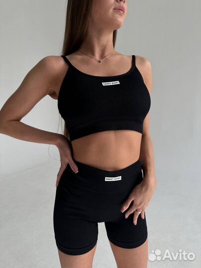 Спортивный комплект топ с шортами