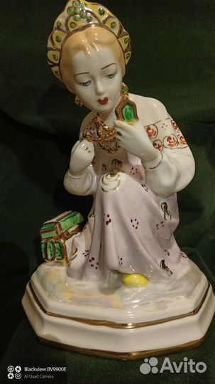 Фарфоровая статуэтка 