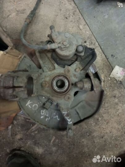 Кулак поворотный левый volkswagen caddy 3