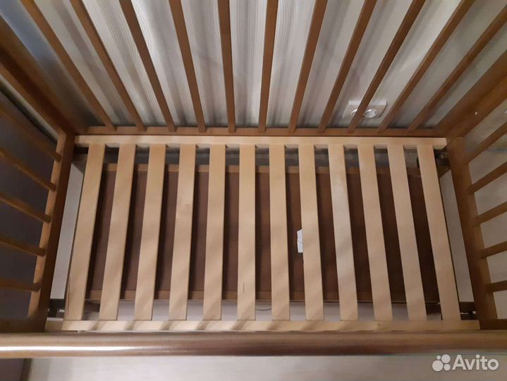 Детская кроватка с маятником и ящиком