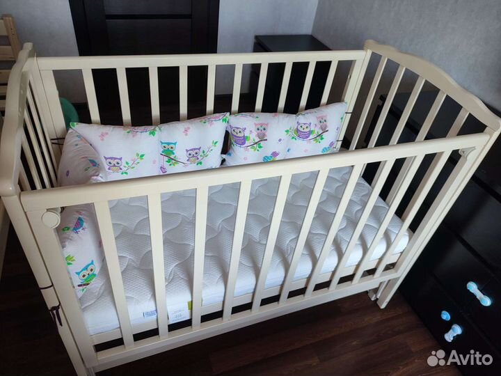 Детская кроватка с маятником