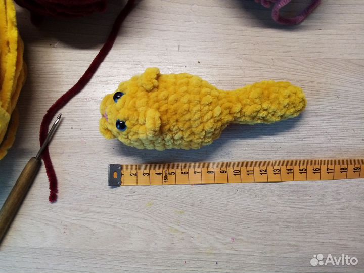 Вязаная игрушка котик