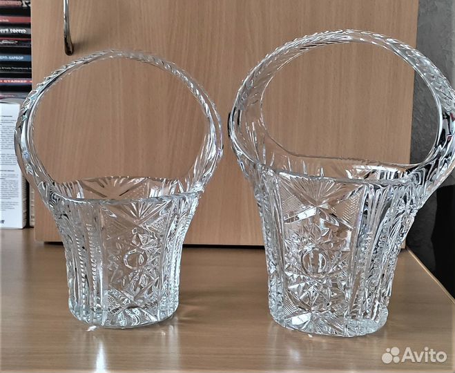 Две хрустальные новые корзинки-вазочки с ручкой