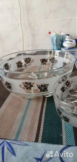 Графин с 6 стаканами и салатник с салатницами 1шт