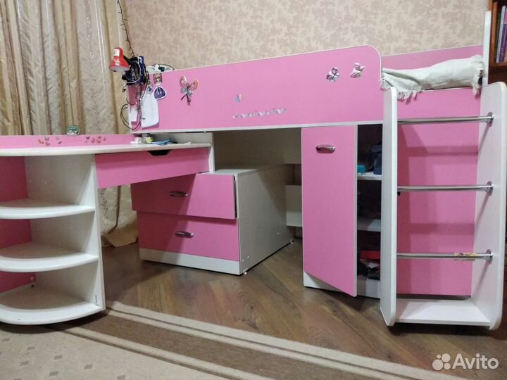 Кровать чердак со столом и шкафом+кроватка