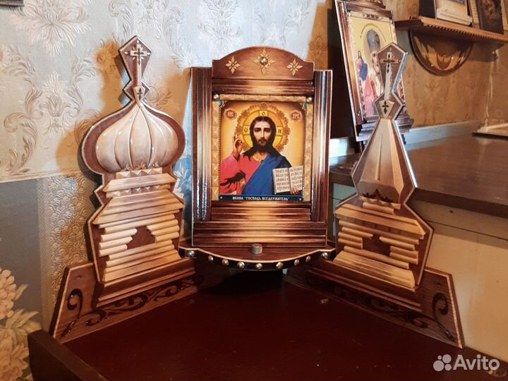 Угловая полочка с иконой