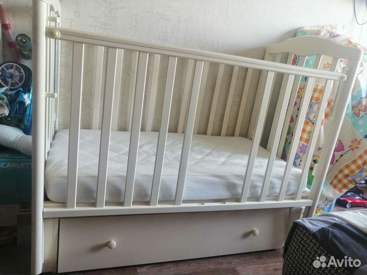 Детская кроватка с маятником