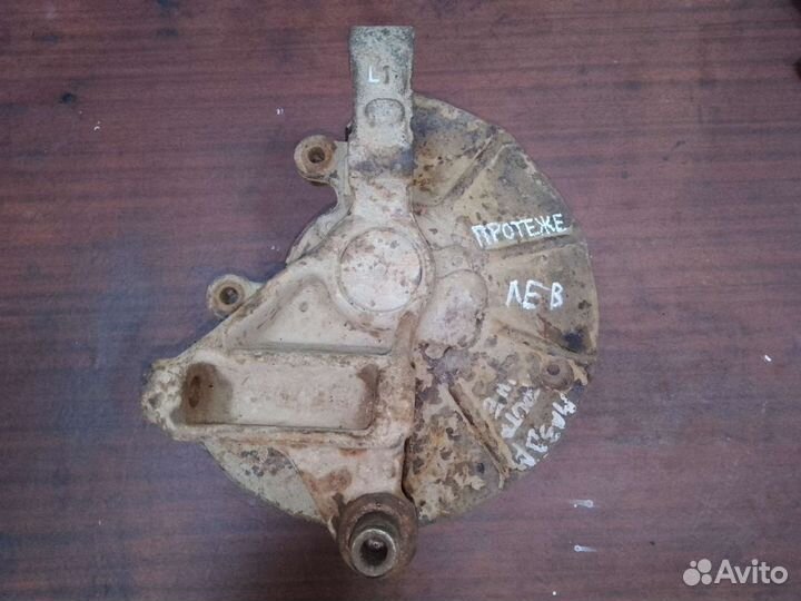 Кулак передний левый Mazda Protege