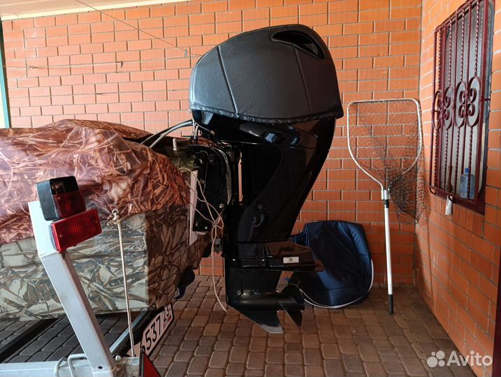 Лодка с мотором и прицепом