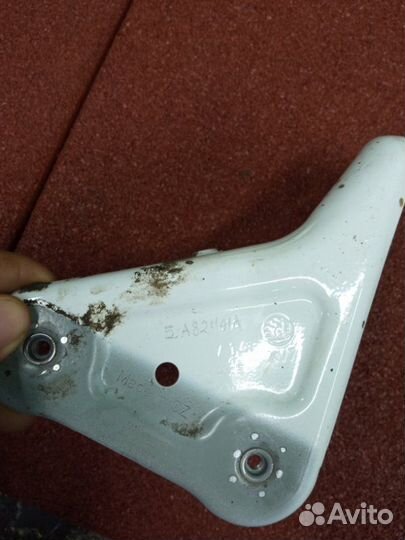 Кронштейн переднего крыла передний левый Skoda