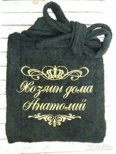 Махровый мужской халат с вышивкой