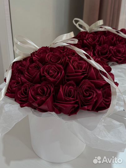 Композиция из 29 атласных роз