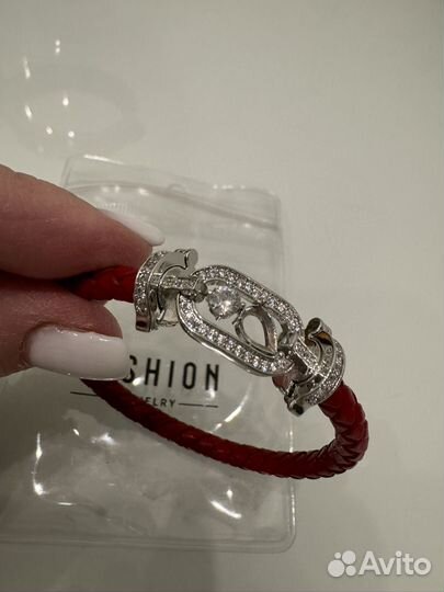 Стильный браслет брак