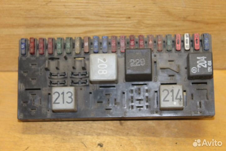 Блок предохранителей Audi 80 b3